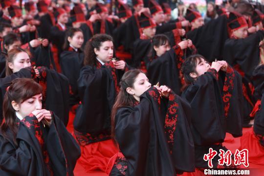 百位中外青年聚重庆 体验中华传统成人礼