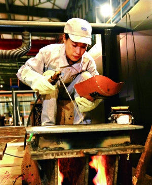 核电焊接女工匠：火星溅到鞋里只能一直被烫着