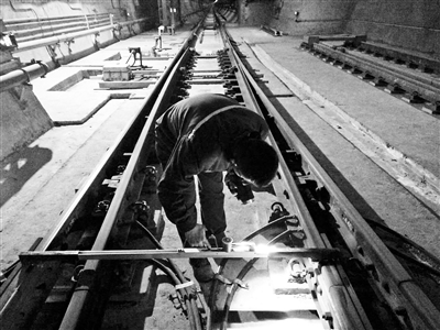 西安"问题电缆"责任人下跪道歉 曾中标成都地铁项目