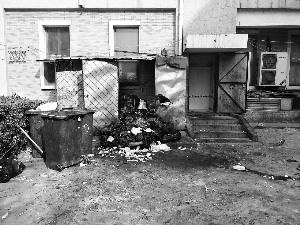 大鸭梨烤鸭店厨余垃圾堆小区 居民：不敢开窗户