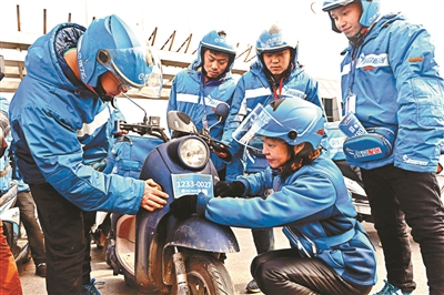 外卖送餐车挂牌 发现违章可举报