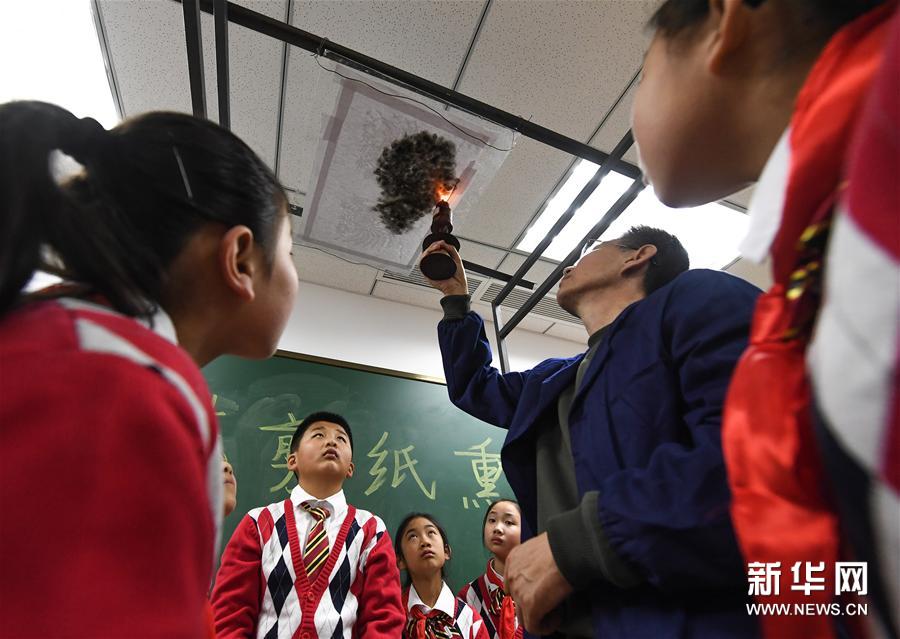 “熏”出来的剪纸画