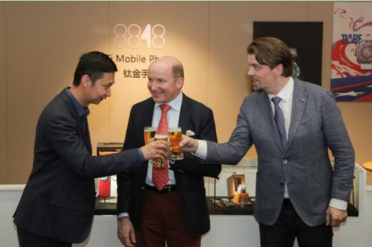 &ldquo;8848&rdquo;手机亮相巴塞尔钟表展 推出私人订制服务