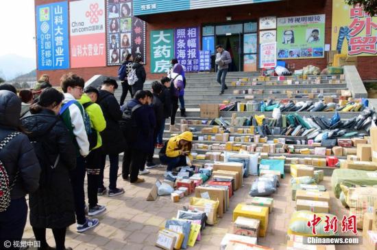 大学生做&ldquo;快递小哥&rdquo;有蔓延之势：为近利还是远谋？