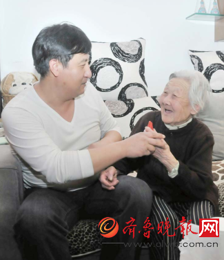 百岁保姆49岁孙子演绎威海版《桃姐》