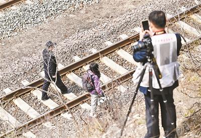 穿铁轨拍“花海列车” 游客破坏铁路护网行为屡现