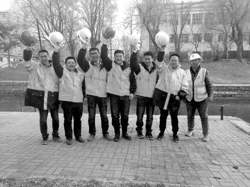 沈阳：女子钱被风刮跑 7工人冲来帮捡后全部归还