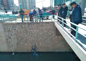 共享单车扔河底数百元电子锁失灵 破坏者被骂缺德