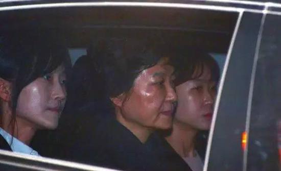 朴槿惠被批捕并关押已经一整天 她经历了什么