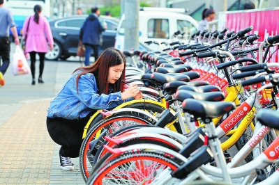 共享单车的“补牌侠”：为城市留住尊严