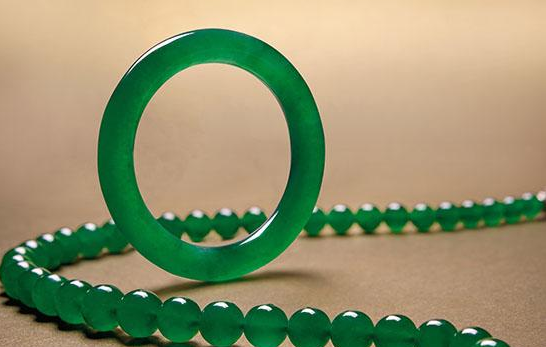 缅甸天然翡翠手镯及项链以1.07亿港币香港保利成交