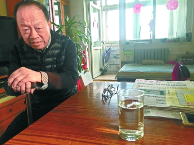 高楼电梯停运透析老人急哭 物业：物业费收不上来被迫停梯