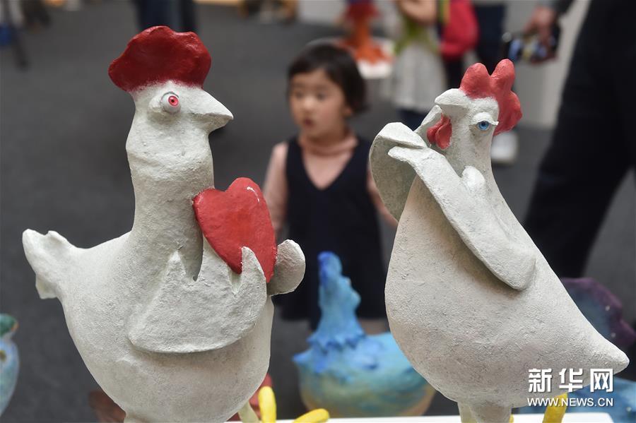 (社会)(4)杭州:生肖鸡年元素纸浆雕塑创意展亮相