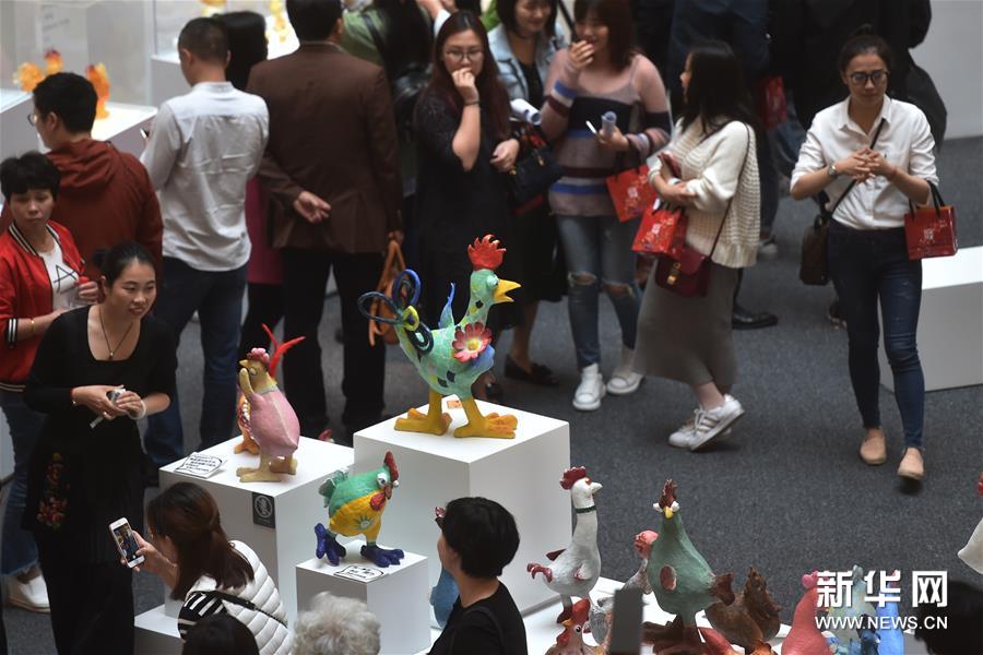 杭州:生肖鸡年元素纸浆雕塑创意展亮相