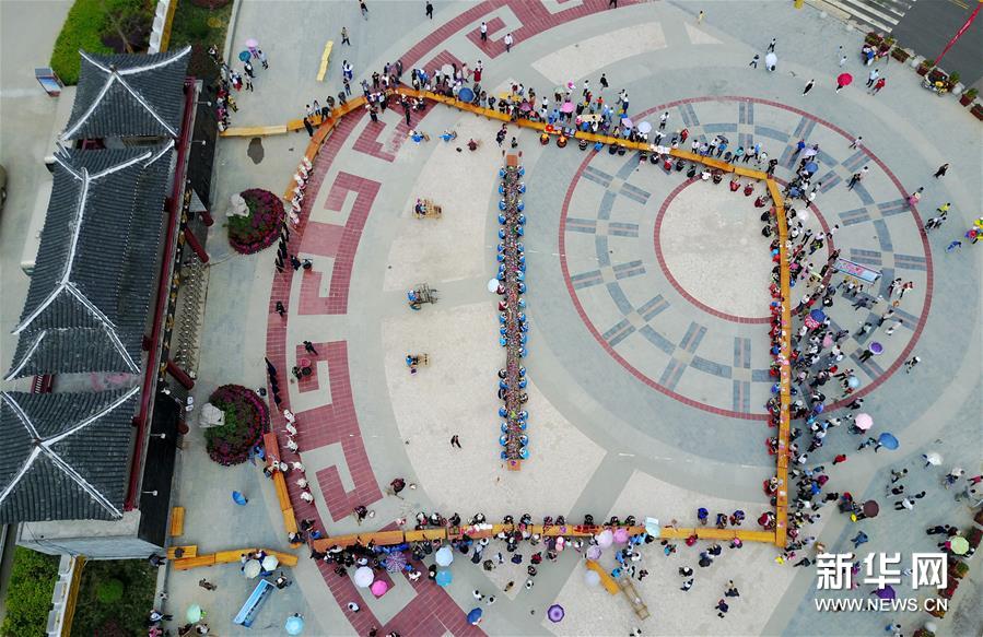 贵州台江：千名绣娘织画卷