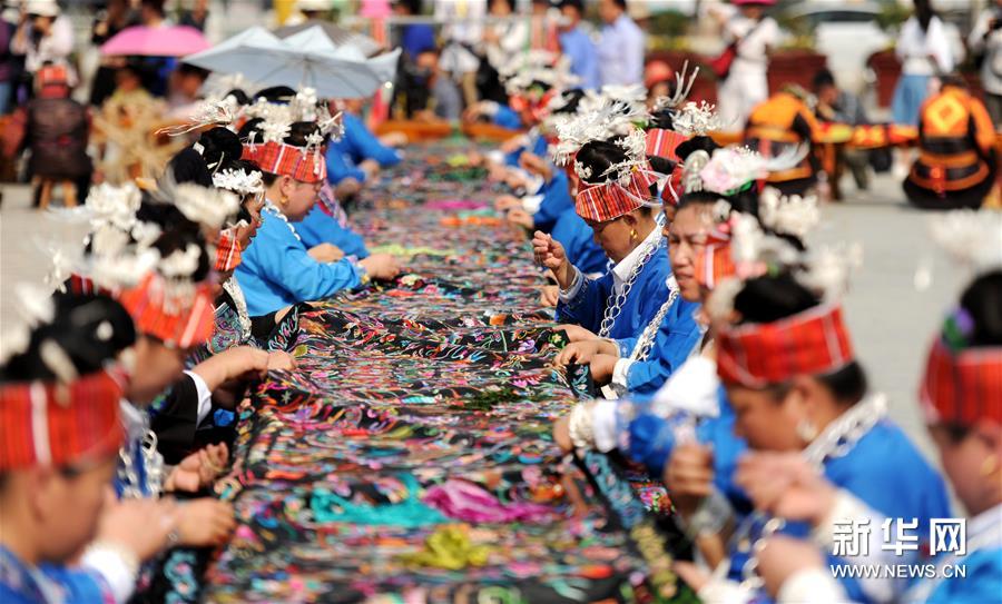 贵州台江：千名绣娘织画卷