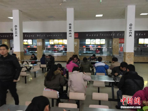 厉害了！校园食堂后厨开直播 都播些啥？