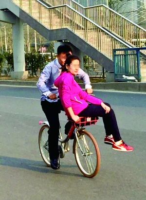 车筐花式载人 共享单车公司：发生事故或无法享受保险