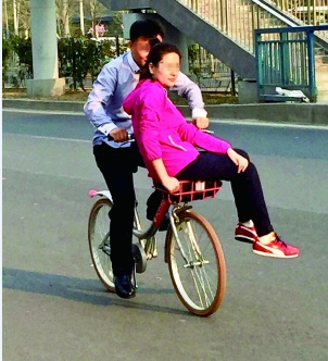 车筐花式载人 共享单车公司：发生事故或无法享受保险