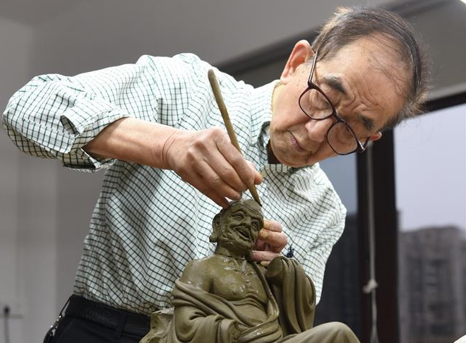邱双炯：福建德化瓷塑艺术的坚守者