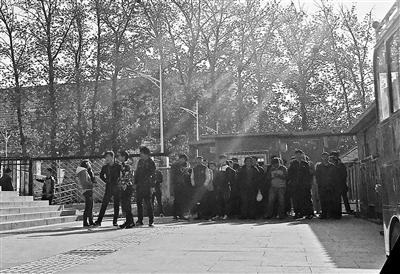 北京一驾校货运资格证考试群体作弊 督考员现场念答案