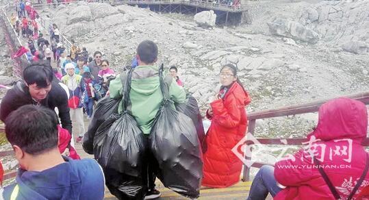 海拔4000多米玉龙雪山上环卫工：每天弯腰上千次