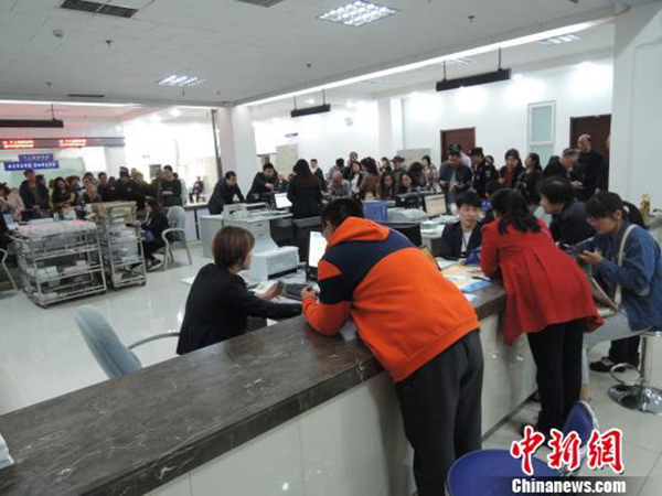 郑州社保局整改办事窗口：玻璃围挡被撤，市民可近距离交流