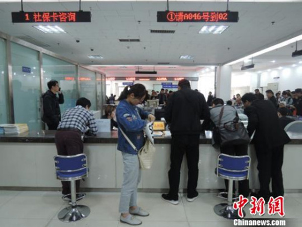 郑州社保局整改办事窗口：玻璃围挡被撤，市民可近距离交流