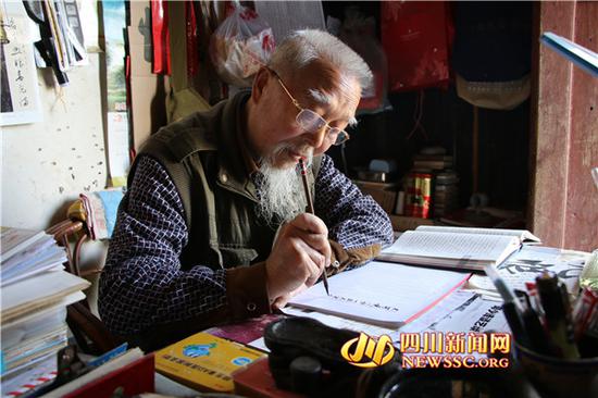 巴中八旬老人酷爱书法 20多年手抄古文超千万字