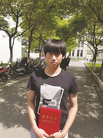 智勇双全!“旱鸭子”顺着竹竿下水救起老人