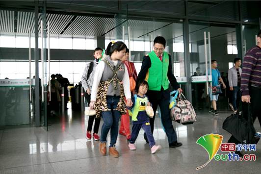 铁路志愿者邱文飞：人民铁路为人民 志愿服务用心做