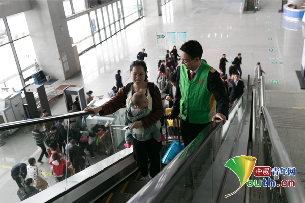 铁路志愿者邱文飞：人民铁路为人民 志愿服务用心做