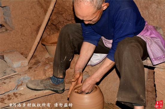 洛阳农民制万件瓷器不值钱 儿子放弃打工传承手艺