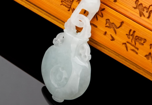 翡翠花瓶吊坠有什么寓意