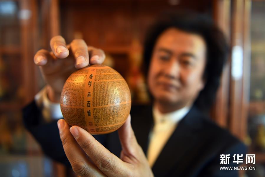 小葫芦雕出“大文章”