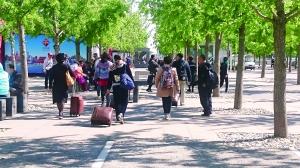 大批老人拎包聚鸟巢等领钱 充耳不闻广播称水很深