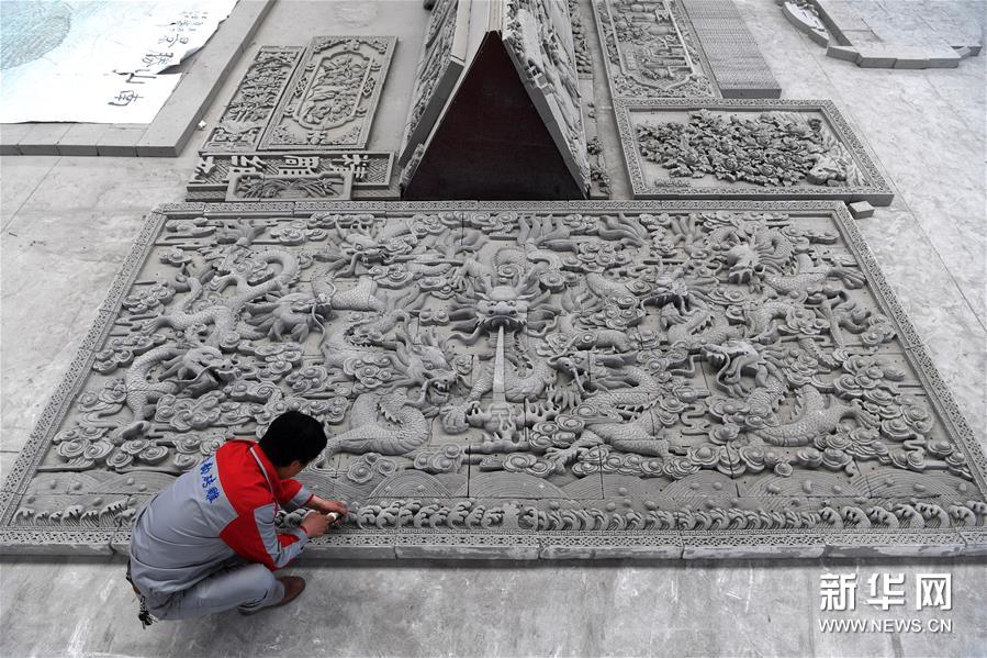 (一带一路·好手艺)(5)方砖“绣”乾坤
