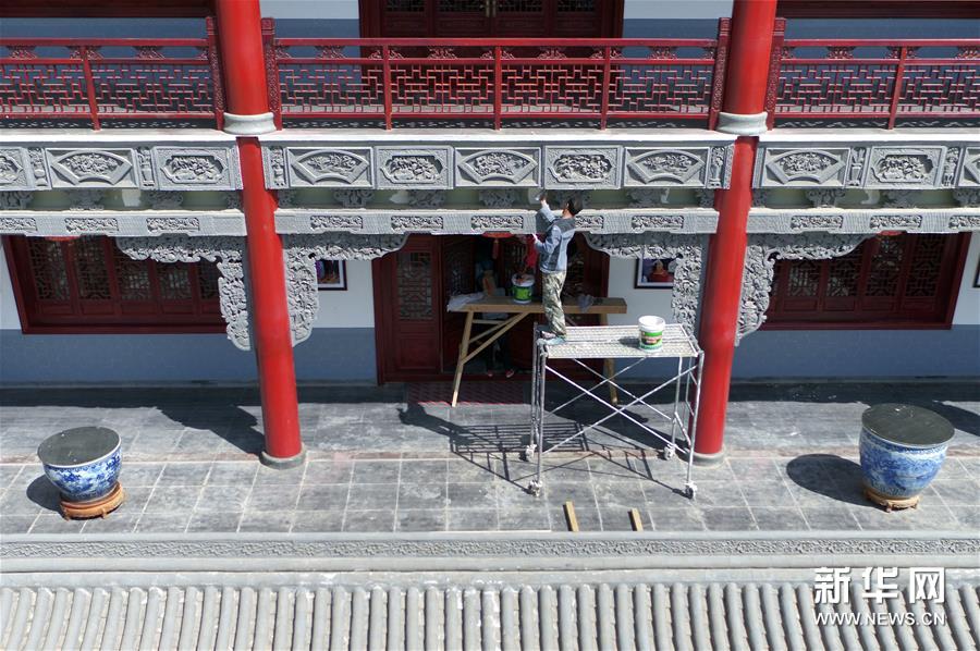 (一带一路·好手艺)(2)方砖“绣”乾坤