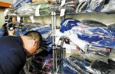 网店卖假品牌被顾客举报 湖北江苏联手端掉售假窝点