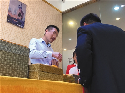 骗局揭秘:参加一日游被骗近万 游客称疑被“催眠”