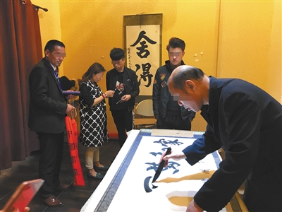 骗局揭秘:参加一日游被骗近万 游客称疑被“催眠”