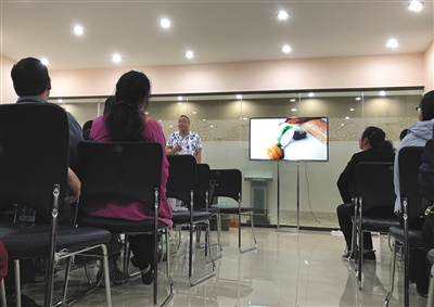 骗局揭秘:参加一日游被骗近万 游客称疑被“催眠”