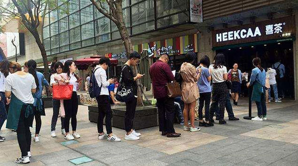 上海兴起&ldquo;排队经济&rdquo; 跑腿小哥&ldquo;月入过万&rdquo;