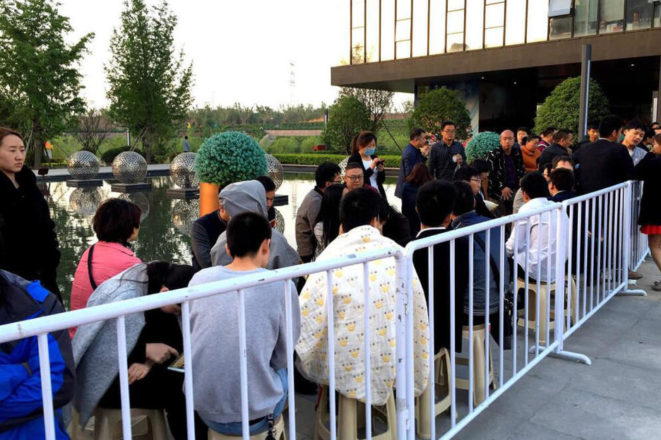 郑州市民裹被子排队买房 政府连夜紧急发文升级调控