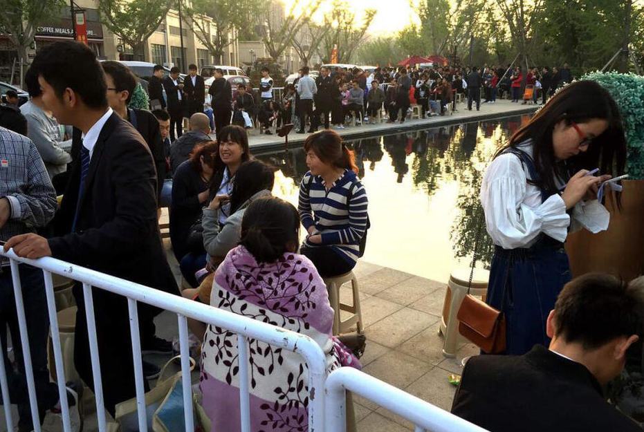 郑州市民裹被子排队买房 政府连夜紧急发文升级调控