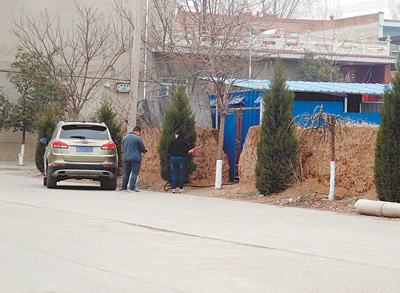 黑加油窝点违规加油,危险!(曝光)