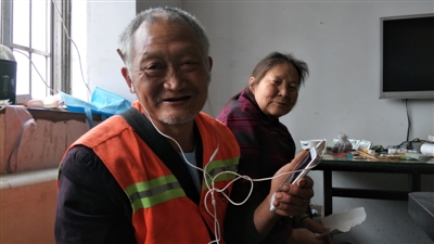 暖心！南充环卫工爷爷丢手机 大学生众筹为他买