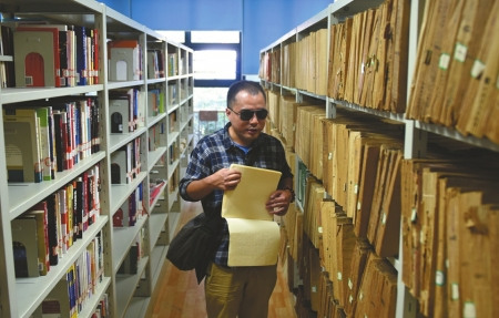 盲人朗读者：苦练普通话19年 终圆电台主持梦