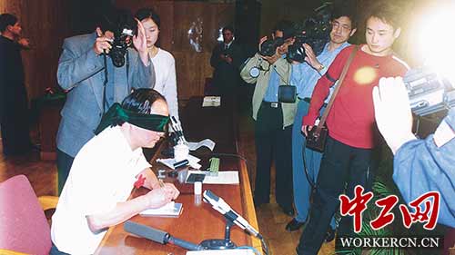 “杭州工匠”冯耀忠：走向艺术巅峰的中国微雕大师