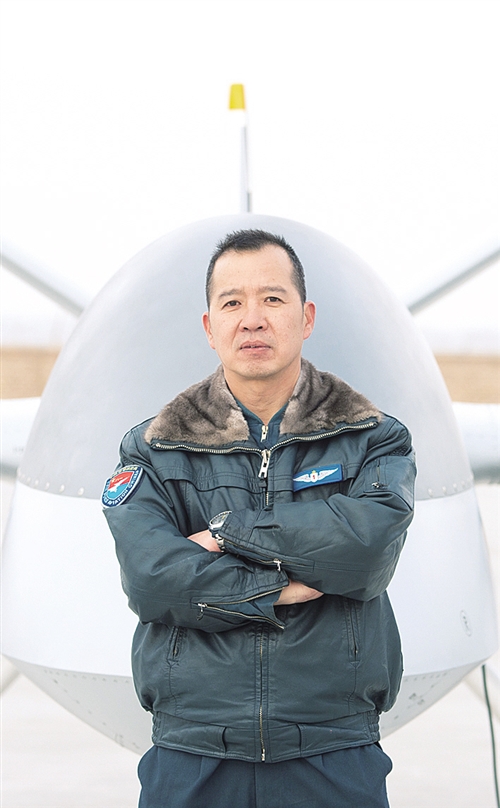 空军某试验训练基地无人机飞行员李浩：情系蓝天 矢志强军